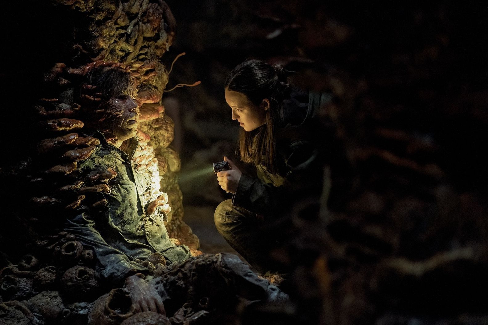 Ellie coming across the spores (Image via HBO)